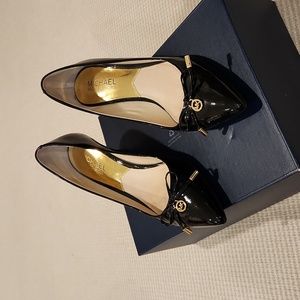 Woman's size 6 black shoes